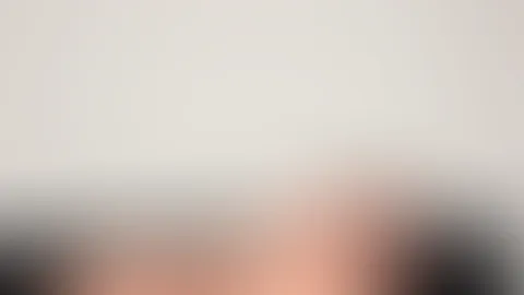 Heute wird’s ein bisschen intensiver… aber ich halte mich noch zurück 😉 Manchmal reicht ein Blick, um die Fantasie anzukurbeln 😏 Wenn du mehr willst… du weißt, wo du mich findest 🔥
