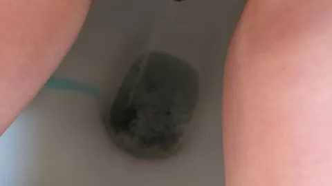 Brav ins Klo gep**st oder soll ich beim nächsten mal woanders hin machen? 💦💧🚽🤤🔥