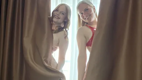 Deutsches Girl trifft auf sexy Schweizerin 💦 heißes Duo im Hotel 🔥
