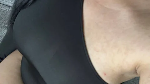 Gemütlich auf dem Sofa und horny