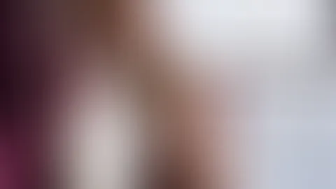 Das Licht fällt weich durchs Fenster… trifft auf roten Samt und einen Blick, der mehr sagt als Worte. ❤️ Ein Moment zwischen Eleganz und Verführung – ruhig, aber mit genau dieser Spannung, die man