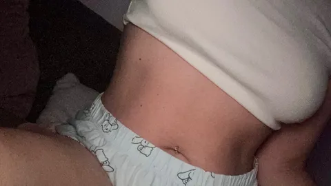 Netflix und mit meiner P***y spielen 😈💦