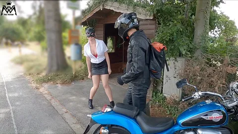 OMG!!! Motorradfahrer erkennt mich beim Public P**s und will mitmachen.