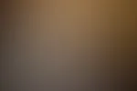 Auf allen vieren auf dem Bett, der rote Body spannt sich perfekt über jede Kurve. Weißt du schon, was du mit mir anstellen willst?🔥