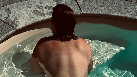 Nackt im Pool 🌊