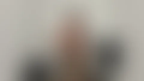 Frisch von der Massage 🔥 Ich wurde so richtig durchgeknetet… die Hände des Masseurs sind über jeden Zentimeter meines Körpers gegangen. Jetzt bin ich in Top-Form, die Haut brennt und ist super empfin