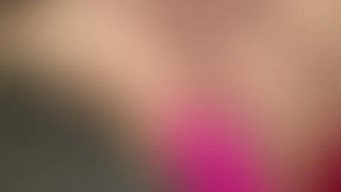 Mmm, meine M****i ist gerade so nass und empfindlich. Ich möchte, dass du deine S*****z in mich gleitest und mich bei jeder Berührung lauter stöhnen lässt. Fühle, wie eng ich werde, wenn ich über dich