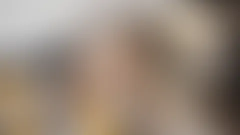 ein schöner Ritt auf meinem Gesicht!!! Das Mädchen genießt es, mit ihrer saftigen M****i auf meinem Gesicht zu reiten