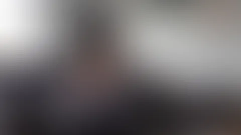 Schaut zu wie ich anfänglich heimlich gefilmt wurde. Ich habe etwas Spaß mit mir alleine, der nur noch heftiger wird als ich die Kamera bemerke. Lehn dich entspannt zurück und erlebe es zusammen mit