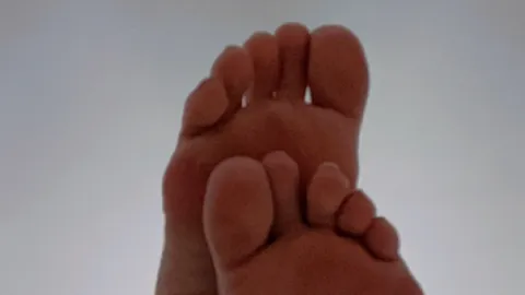 Geile Füßbilder mit weißen Nägeln