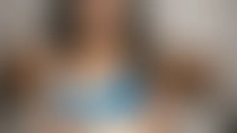 Der Bikini fühlt sich sehr gut an auf meiner Haut aber deine Hände würden sich noch besser anfühlen 😈