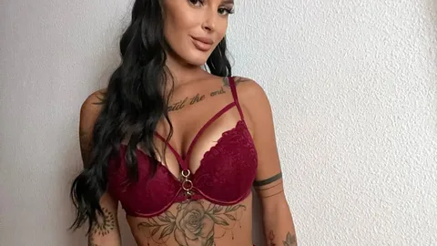 Dunkelrote Unterwäsche + oben ohne 🍒😏