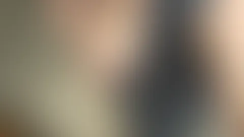 Mein Kleid, nur knapp bis über die Knie versteckt meinen Körper. Aber ich will mehr Haut zeigen also raus mit den Boobies. Ob ich wohl ein Höschen drunter trage? Finde es heraus 😏