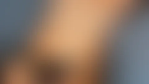 Genieß mich in meinem Höschen und den Strapsen… Ich liege da wie eine kleine S******e und lasse mich streicheln, durch das Höschen hindurch reizen… Aber dann ziehst du mir das Höschen aus und schaust