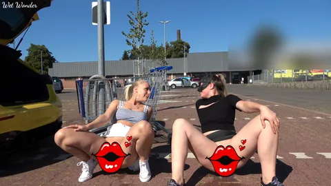 Public P**s Parade #12. Auf dem Parkplatz vor dem Supermarkt