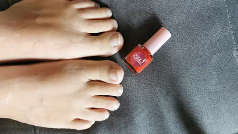 Rote Fußnägel für den Sommer