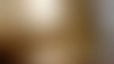 So eine kleine, dezente, goldene Provokation… 🤭😋 Was meinst du, soll ich ein Video machen, wie ich die glänzenden, goldenen Leggings langsam ausziehe? 🙈 Und soll ich darunter noch Höschen tragen o