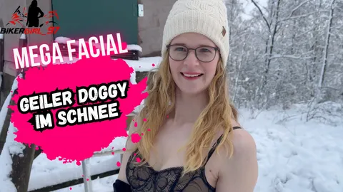 Romantische Schnee Wanderung endet in hartem Doggy und Facial!