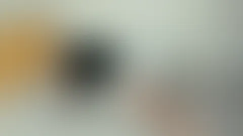 Miauuuu.....bekomm ich ein bisschen was von deiner Sahne 😺 🥛 ich hab Hunger 🤤
