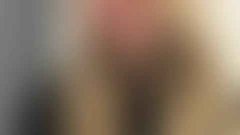 Ganz entspannt, aber mein Blick sagt mehr als Worte… 😉 Du weißt genau, dass ich nicht so unschuldig bin, wie ich hier wirke 😏 Wenn du mehr willst, musst du ein bisschen tiefer schauen 💋