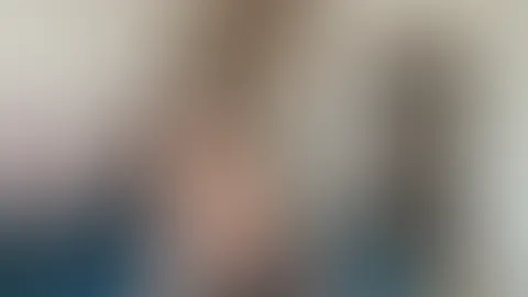 Sexy Brünette mit großen Brüsten lutscht wie eine S******e und kommt mit ihren Fingern.