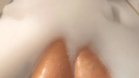 Ich gehe ein bisschen baden. Kommst du mit?