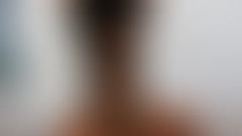 Von oben bis unten: behaarte Achseln, voller BH und dann die Brüste raus. Schritt für Schritt.
