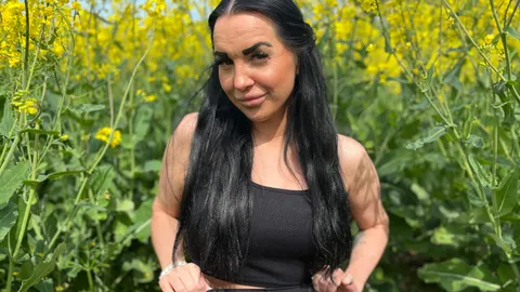 MiaXXX geil im Rapsfeld gep**st