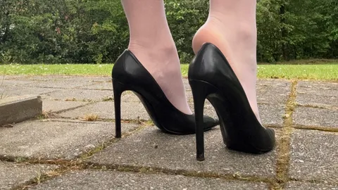 Lederschuhe mit hohen Absätzen und Nylonstrümpfe