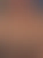 Ein Blick – kein Befehl, aber ich gehorche. Nicht aus Schwäche, sondern aus Hunger.