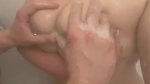 Er massiert meinen Körper unter der Dusche 💦🫧