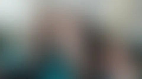 Was sagst du denn zu meiner neuen Strumpfhose? Geiles Muster oder? Stell dir nur vor, wie mein A***h darin aussehen würde, wenn ich das Höschen weglasse 😜 schreib mir dafür