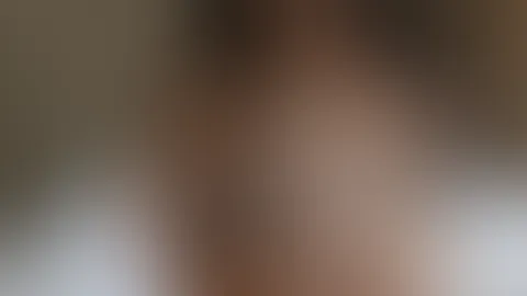 NACKT, NIPPELKLAMMERN und KETTENBIKINI - Mein letztes Fotoshooting war sehr geil gewesen - mein Fotograf sagte zieh dich komplett nackt aus, zieh den Kettenbikini an und leg dich breitbeinig aufs bett
