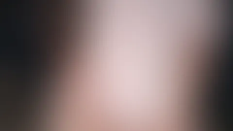 Ein ganz normaler Morgen im Schuppen.  Ich wollte eigentlich nur Holz holen. Aber wie du mich langsam kennst, bekomme ich immer und überall Lust… 😮‍💨🤫