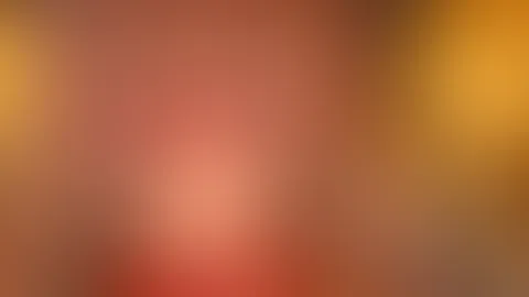 Im roten Spitzendessous mit nackten Tittchen