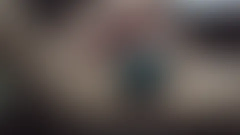 Selbstf**k mit Glasdildo im Auto auf der Rückbank
