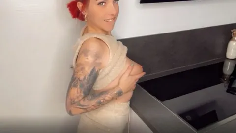 Ich streichel meine stehenden Nippel!