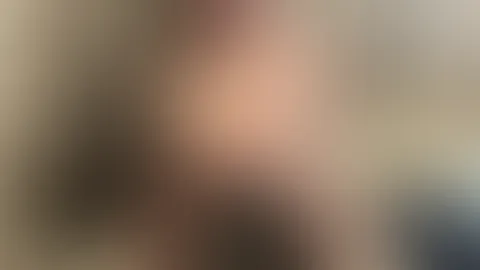 Ein langsamer Blick, ein leichtes Erröten und Gedanken, die immer kühner werden… 😈 Manchmal entsteht das stärkste Verlangen genau aus dieser süßen Spannung 🔥