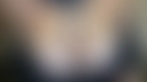Ob der BH vielleicht ein bisschen zu klein ist fĂŒr meine Pracht Titten? Was meinst du? đ€«