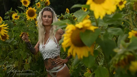 Nackt im Sonnenblumenfeld 18+