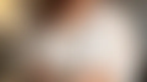 Guten Morgen… ☕🤍 Während ich meinen Kaffee trinke, dachte ich mir, ich müsste diesen Moment mit dir teilen. Mein weißes Hemd verhüllt ja viel weniger, als es sollte… 😏 Komm mich besuchen, ich verspr