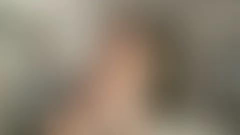 Geile Brünette mit riesigen natürlichen Titten fingert sich hart zum squirting Orgasmus!