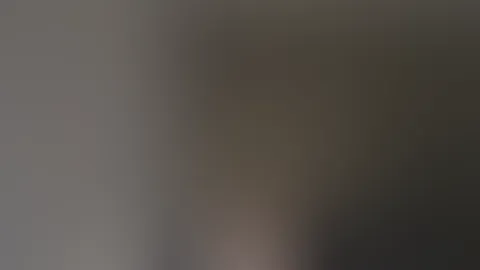 Stell dir vor, wie ich auf dem Bett sitze und es mir mache.. könntest du wiederstehen oder müsstest du mitmachen?😏