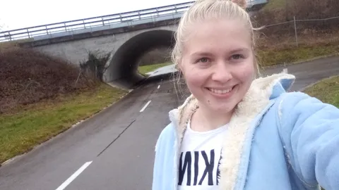 Unter der Autobahn brücke