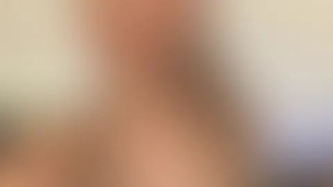 mit dir auf der Couch wär jetzt irgendwie schöner… 💭 Ich würde mich einfach an dich lehnen und ein bisschen deine Aufmerksamkeit klauen 😉 Sag mir ehrlich… würdest du mich gerade zu dir ziehen? 💋