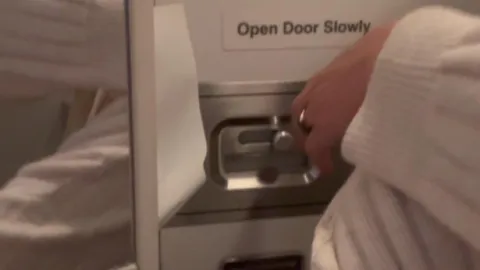 Jasmin machts sichs auf der Flugzeugtoilette