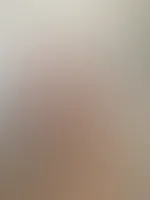 Guten Morgen, mein Süßer 😏☕️ Der Kaffee dampft… aber ich glaube, ich könnte dich noch viel mehr aufheizen. Willst du den ersten Schluck mit mir teilen oder lieber direkt von mir kosten? 😈🔥