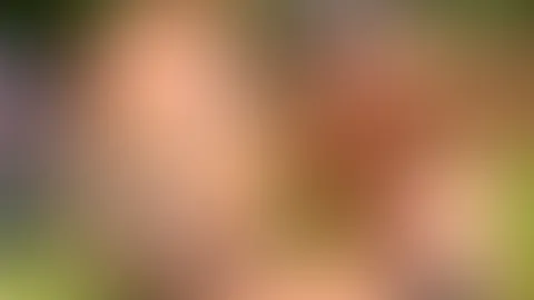 Beny und ich oben ohne auf der Wiese..