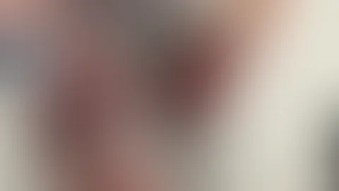 Was sich wohl unter dem weißen Kleid dieser unverschämt heißen Rothaarigen verbirgt…? 😏