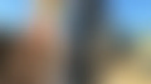 Mit nacktem A***h auf einem Bagger
